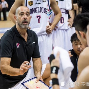  汉堡主帅临场指挥出色，战术调整扭转比赛局势